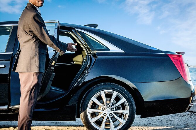 Bahamas Airport Transportation w/Free Grocery Stop-1 Way Private - The airport meet-up: where your chauffeur actually finds you