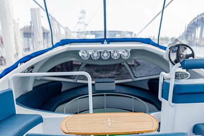 Bahamas on a Semi Submersive Glass Bottom Boat - Crew Energy and Real-World Help From the Dock