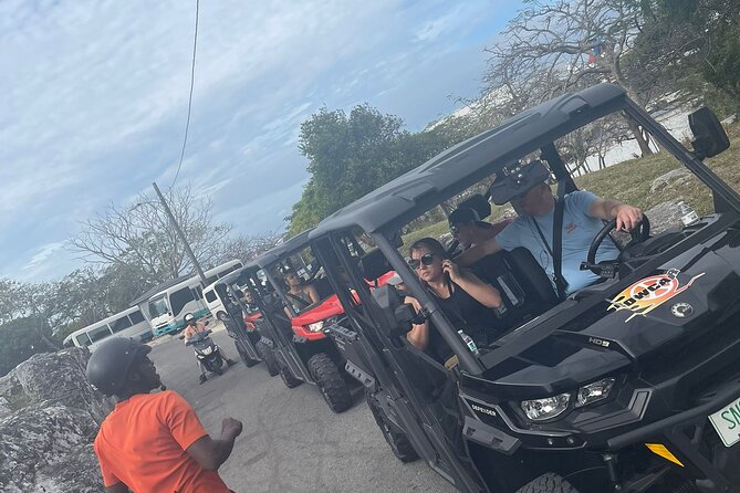 Nassau Narrated Jeep tour with Full Bahamian Lunch and Drink - Guides, headsets, and group size: what comfort looks like in the real world