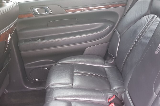Round trip Airport Private Transfer (Nassau Limousine) - Sedan vs SUV in Nassau: seats, luggage, and the smart pick